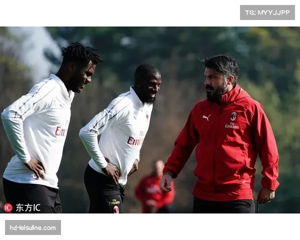 AC米兰赛前训练曝光，重点演练禁区前沿间接任意球配合